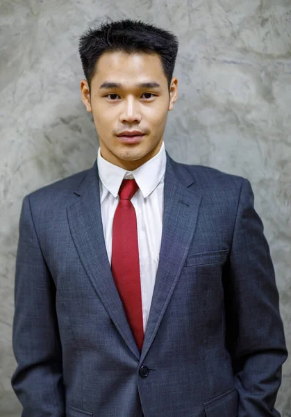Jonge Korte Haar Aziatische Man Wit Shirt Rode Stropdas Donkergrijs — Stockfoto
