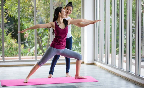 Giovane Signora Pratica Yoga Con Mano Sinistra Punta Mano Destra — Foto Stock