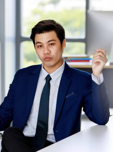 Jovem Atraente Asiático Homem Negócios Vestindo Azul Marinho Terno Com — Fotografia de Stock