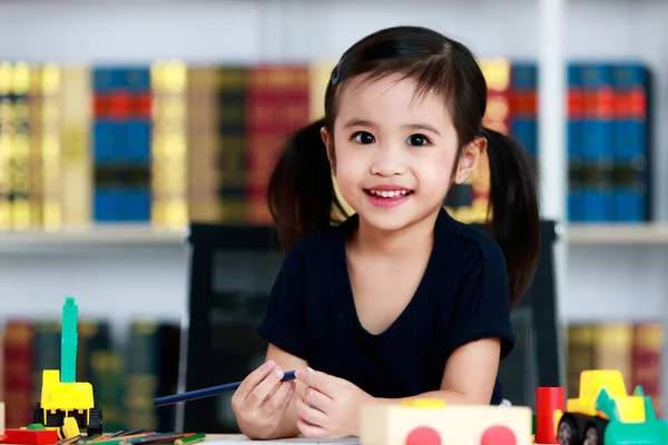 Pequenas Tranças Bonitas Cabelo Pré Escolar Jardim Infância Menina Feliz — Fotografia de Stock