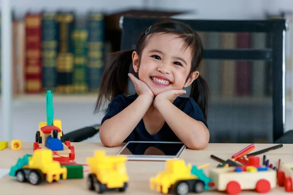 Poco Lindo Feliz Asiática Coletas Peinado Kindergarten Chica Sentado Posando —  Fotos de Stock