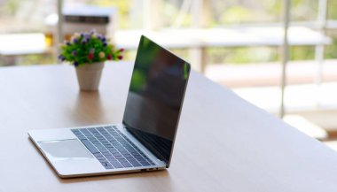 Seçici odaklanma ve dizüstü bilgisayarı kapat ya da kapalı ofisteki kahverengi ahşap masaya ya da fotokopi alanı olan iş yerine. Başarılı Girişimci, Çevrimiçi İş, Teknoloji ve Çalışma Alanı Konsepti