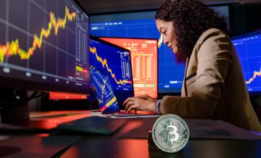 Bilgisayarlı grafik çalışma grafiği raporunda, Asyalı kadın borsacı yatırımcı tipi ile çevrimiçi işlem yaparken Bitcoin kripto para biriminin yakın çekim görüntüsü.