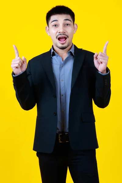 Asiático Negócio Barba Bonito Adulto Homem Vestindo Terno Formal Levantando — Fotografia de Stock