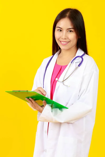 Asiatiska Unga Vackra Trevlig Kvinnlig Läkare Bär Vit Klänning Uniform — Stockfoto