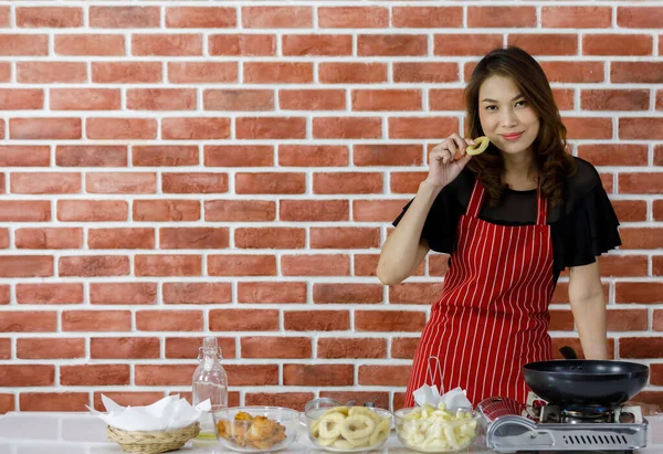 Mulher Asiática Nova Saudável Bonita Como Chef Avental Vermelho Listra — Fotografia de Stock