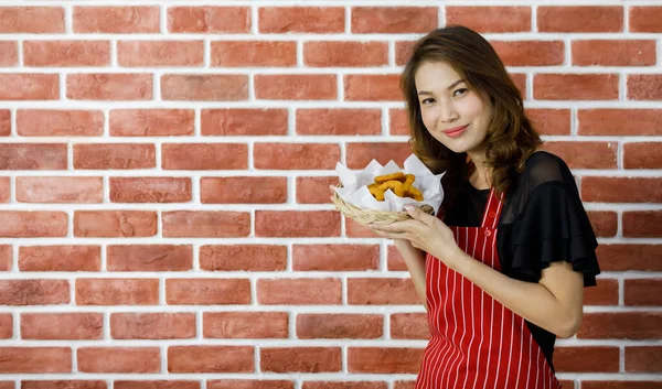 Aantrekkelijke Mooie Jonge Aziatische Vrouw Rood Gestreepte Schort Staan Buurt — Stockfoto