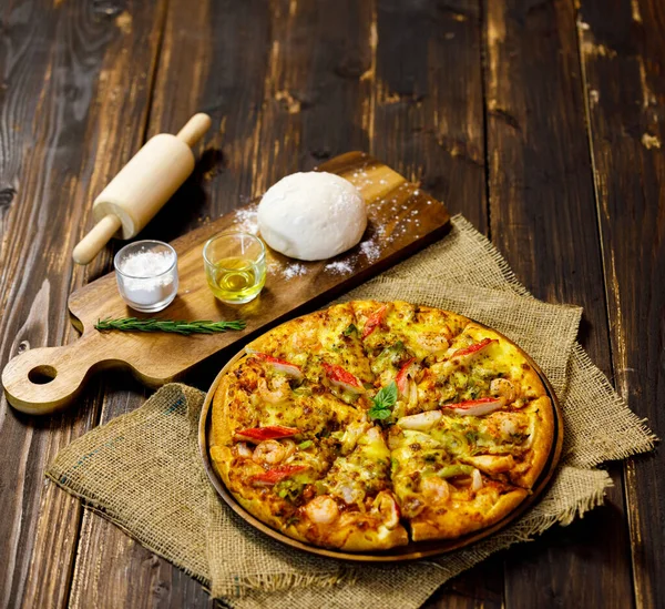 Grote Kom Van Hete Smakelijke Zeevruchten Pizza Klaar Worden Geserveerd — Stockfoto