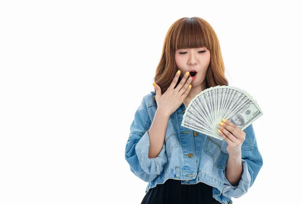 棕色头发的亚洲女人手里拿着散落在手上的美国钞票 兴奋地微笑着 工作室在白色背景下与椰子空间隔离拍摄 — 图库照片