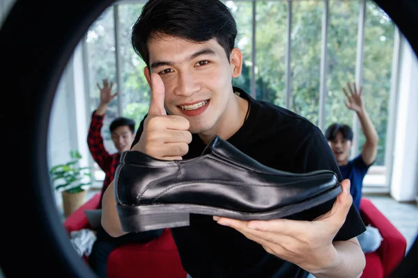 Feliz Joven Asiático Hombre Mostrando Zapato Gesto Pulgar Hacia Arriba —  Fotos de Stock
