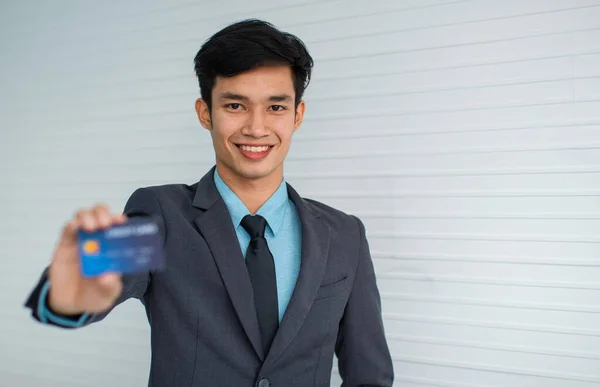 Glad Ung Asiatisk Manlig Entreprenör Ler Mot Kameran Och Visar — Stockfoto