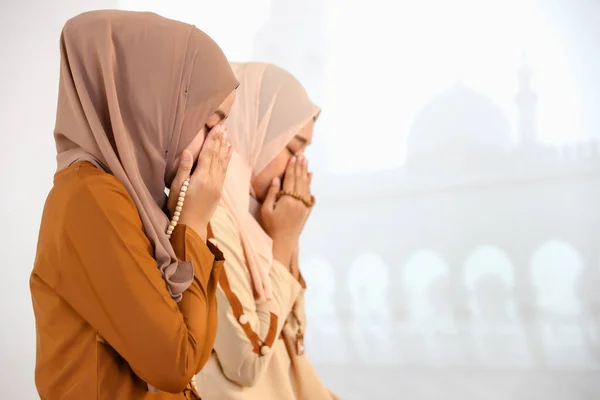Dvě Mladé Asijské Muslimky Hidžábských Šatech Sedí Spolu Modlí Růžencem — Stock fotografie