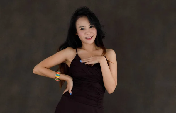 Encantado Jovem Cabelos Longos Asiático Fêmea Com Unhas Azuis Vestindo — Fotografia de Stock