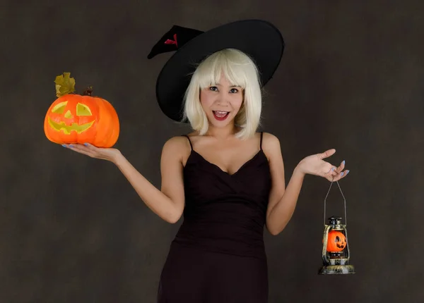 Ung Asiatisk Kvinna Blond Peruk Och Häxa Hatt Med Halloween — Stockfoto