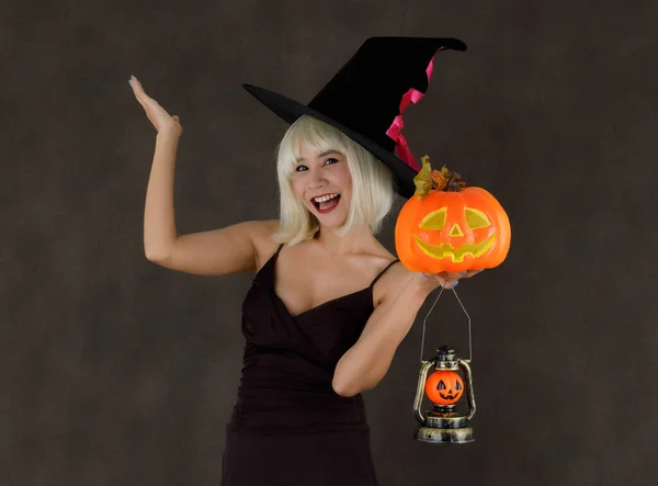 Ung Asiatisk Kvinna Blond Peruk Och Häxa Hatt Med Halloween — Stockfoto