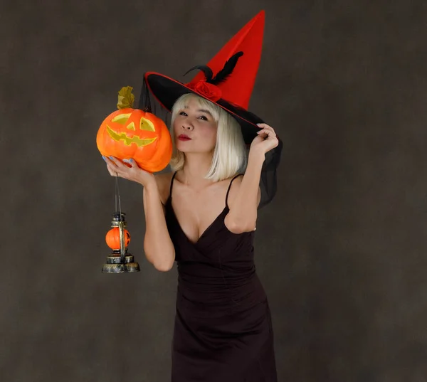 Ung Asiatisk Kvinna Blond Peruk Och Häxa Hatt Med Halloween — Stockfoto