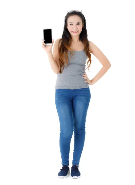 白地を背景に携帯電話を実証カジュアル衣装で楽しい若いアジアの女性学生 — ストック写真