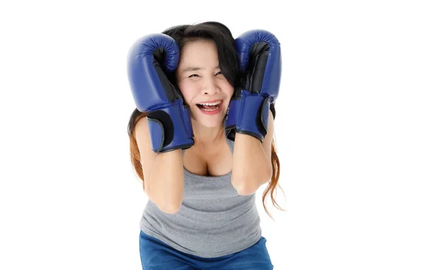 Визначення Молодої Азіатки Синіх Боксерських Рукавицях Стоячи Бойовій Позі Дивлячись — стокове фото