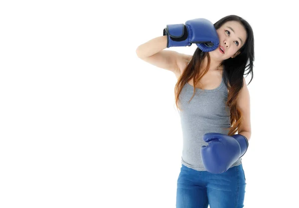 Joven Forma Asiática Hembra Guantes Boxeo Azul Golpeando Mejilla Mirando — Foto de Stock