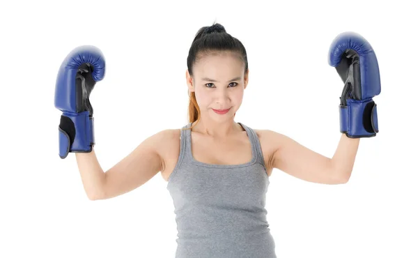 Vitoriosa Jovem Lutadora Asiática Luvas Boxe Azul Levantando Mãos Sorrindo — Fotografia de Stock