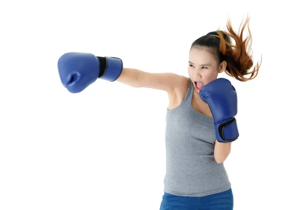 強いです決定若いですアジアの女性で青ボクシング手袋印象的なとパンチング空気に白い背景 — ストック写真