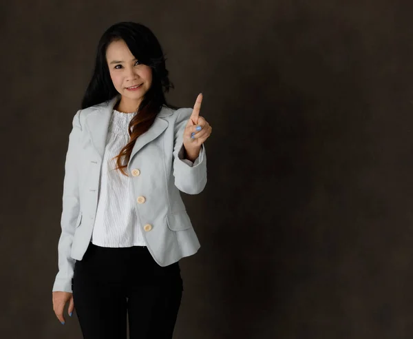 Alegre Joven Asiática Hembra Elegante Traje Pose Parecen Tocar Invisible — Foto de Stock