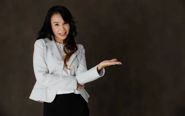 Elegante Joven Mujer Negocios Asiática Ropa Elegante Sonriendo Demostrando Espacio — Foto de Stock