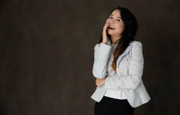 Wesoły Młody Azji Kobieta Stylowe Formalne Ubrania Śmiejąc Się Szczęśliwie — Zdjęcie stockowe