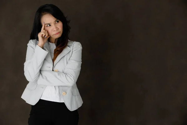 Serious Pensativa Joven Empresaria Asiática Traje Elegante Tocando Frente Mirando — Foto de Stock