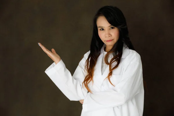 Jeune Asiatique Femme Médecin Manteau Blanc Avec Stéthoscope Pointant Vers — Photo