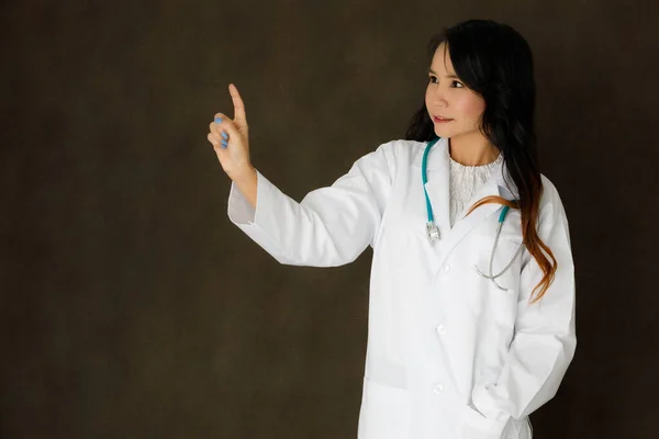 Ung Asiatisk Kvinnlig Läkare Med Stetoskop Utgör Ser Att Röra — Stockfoto