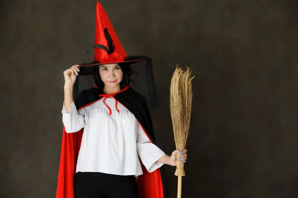 Charmigt Leende Ung Asiatisk Kvinna Häxa Kostym Med Halloween Hatt — Stockfoto