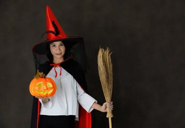 Charmigt Leende Ung Asiatisk Kvinna Häxa Kostym Med Halloween Pumpa — Stockfoto