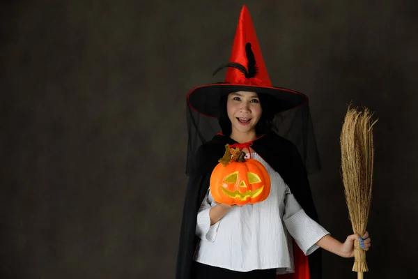 Очаровательная Улыбающаяся Молодая Азиатка Костюме Ведьмы Хэллоуинской Тыквой Метлой Смотрящая — стоковое фото