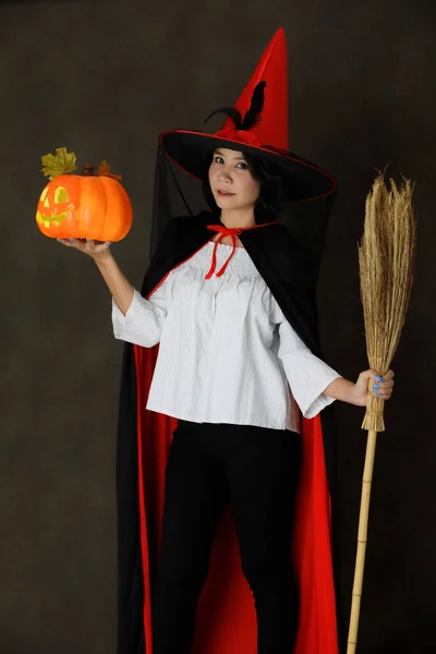 Charmigt Leende Ung Asiatisk Kvinna Häxa Kostym Med Halloween Pumpa — Stockfoto