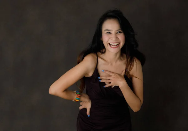 Potěšený Mladý Dlouhosrstý Asijské Fena Modrými Nehty Sobě Černé Šaty — Stock fotografie