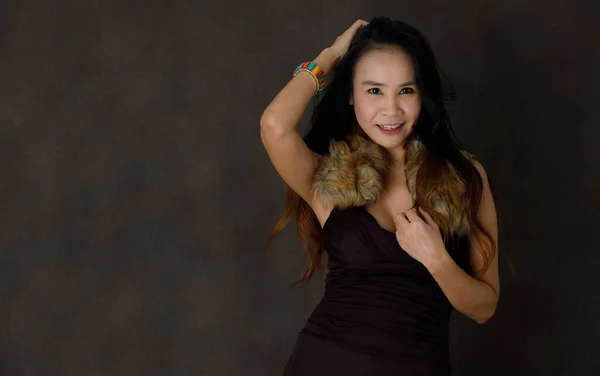 Šťastná Mladá Asijská Fena Elegantních Černých Šatech Kožešinovým Límcem Stylovým — Stock fotografie