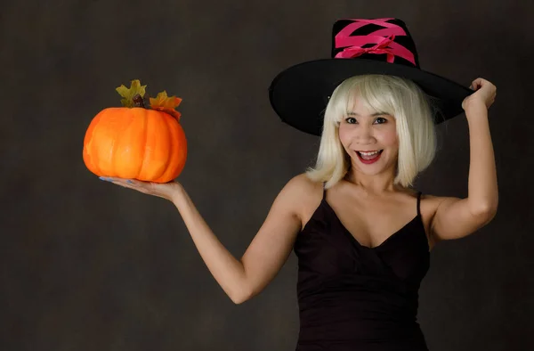 Giovane Donna Asiatica Parrucca Bionda Cappello Strega Con Zucca Halloween — Foto Stock