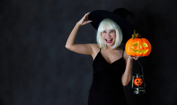 Ung Asiatisk Kvinna Blond Peruk Och Häxa Hatt Med Halloween — Stockfoto