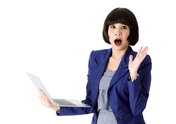 Удивительная молодая азиатка в стильном наряде читает невероятные новости на экране ноутбука на белом фоне