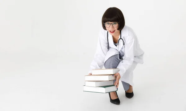 Full Kropp Positiva Smarta Unga Asiatiska Kvinnliga Läkare Praktikant Bär — Stockfoto