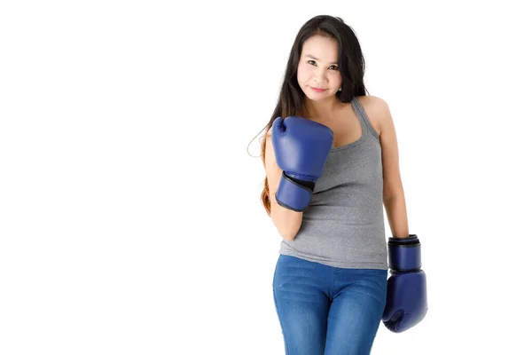 有决心的年轻女子 戴着蓝色拳击手套 站在战斗的姿态上 微笑着看着镜头 面对着白色的背景 — 图库照片