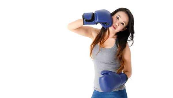 Jeune Femme Asiatique Ajustement Bleu Gants Boxe Frapper Joue Regardant — Photo