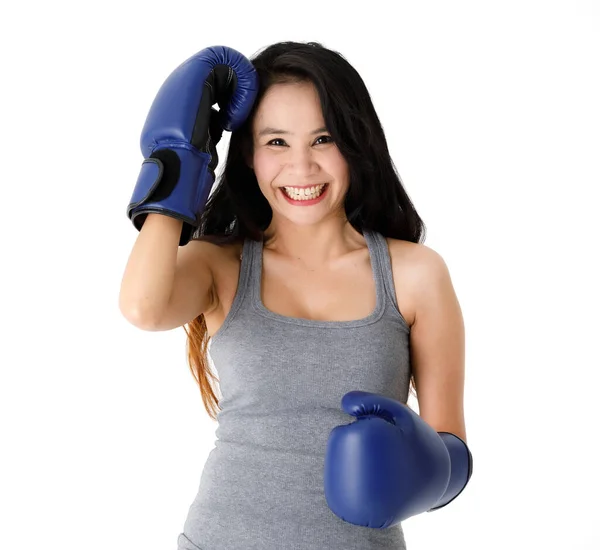 Determinado Jovem Ajuste Asiático Fêmea Luvas Boxe Azul Posição Luta — Fotografia de Stock