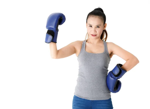 Vitoriosa Jovem Lutadora Asiática Luvas Boxe Azul Levantando Mãos Sorrindo — Fotografia de Stock