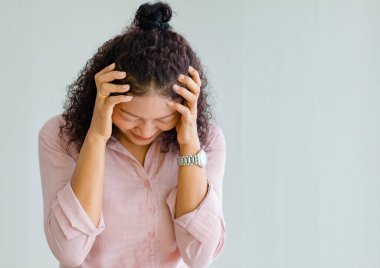 Orta yaşlı Asyalı kadın acı çekiyor ve ani kalp krizi geçiriyor ve acı çeken yüzünü tutuyor. Beyin ve kafa problemi kavramı