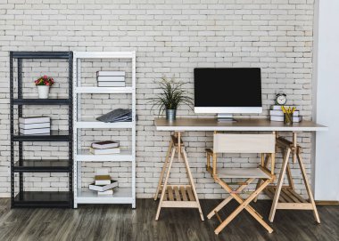 Masasında bilgisayar olan modern, minimal beyaz ofis dekorasyonu, asgari iç konsept.