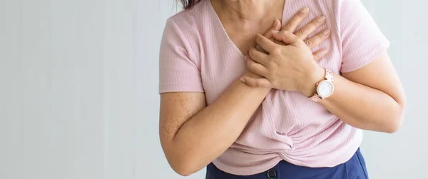 Vrouw Gebruiken Hand Gat Haar Borst Met Pijn Lijden Gezicht — Stockfoto