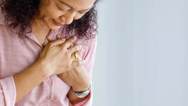 Volwassen Vrouw Voelt Pijn Gebruik Handaanraking Greep Borst Getroffen Door — Stockfoto