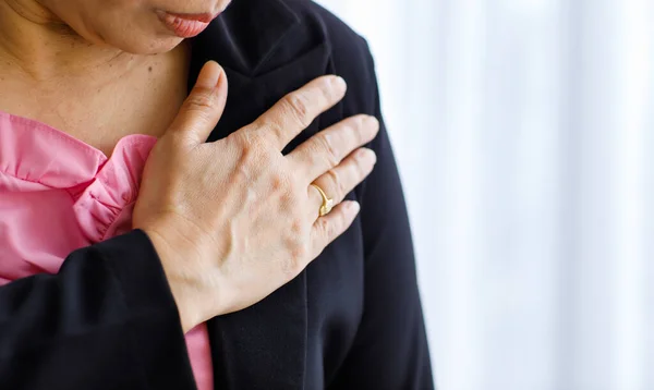 突然の心臓発作で苦しんでいる認識できない女性と胸を保持します 緊急時の医療の概念と鬱血性失敗または心肺蘇生 心臓の問題の影響 — ストック写真